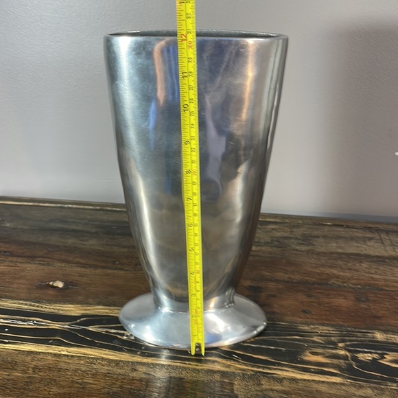 Very heavy metal vase - Picture 9 of 15